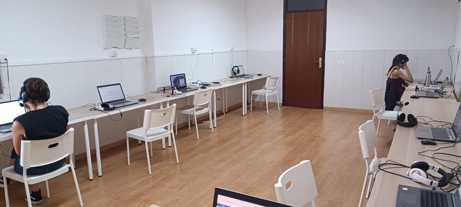 Alumnos de Inglessa y Por Libre Haciendo su examen de certificación Cambridge u Oxford Test of English en ordenador en aula homologada.