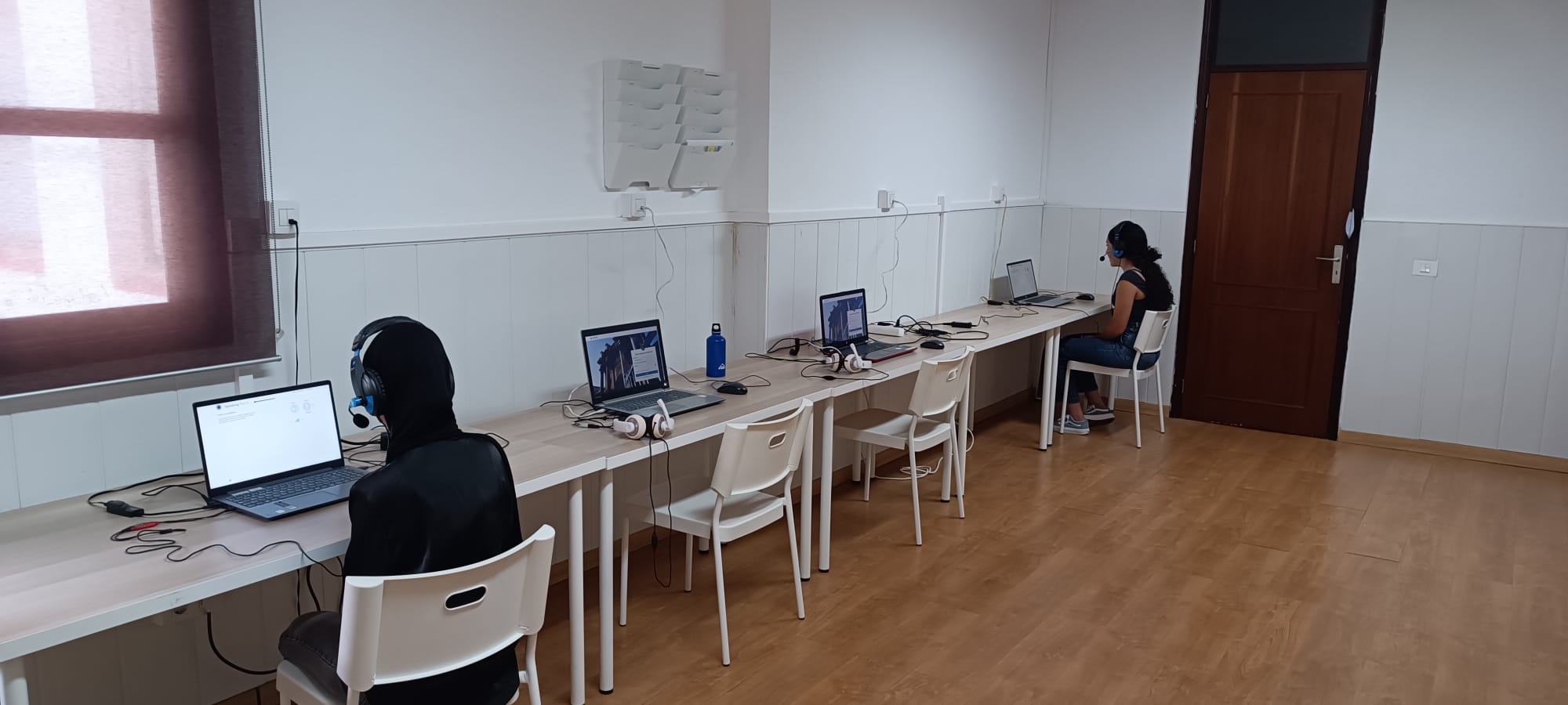 Examen Oficial de Cambridge, Linguaskill, Oxford Test of English. Alumnos respondiendo a preguntas en ordenador.