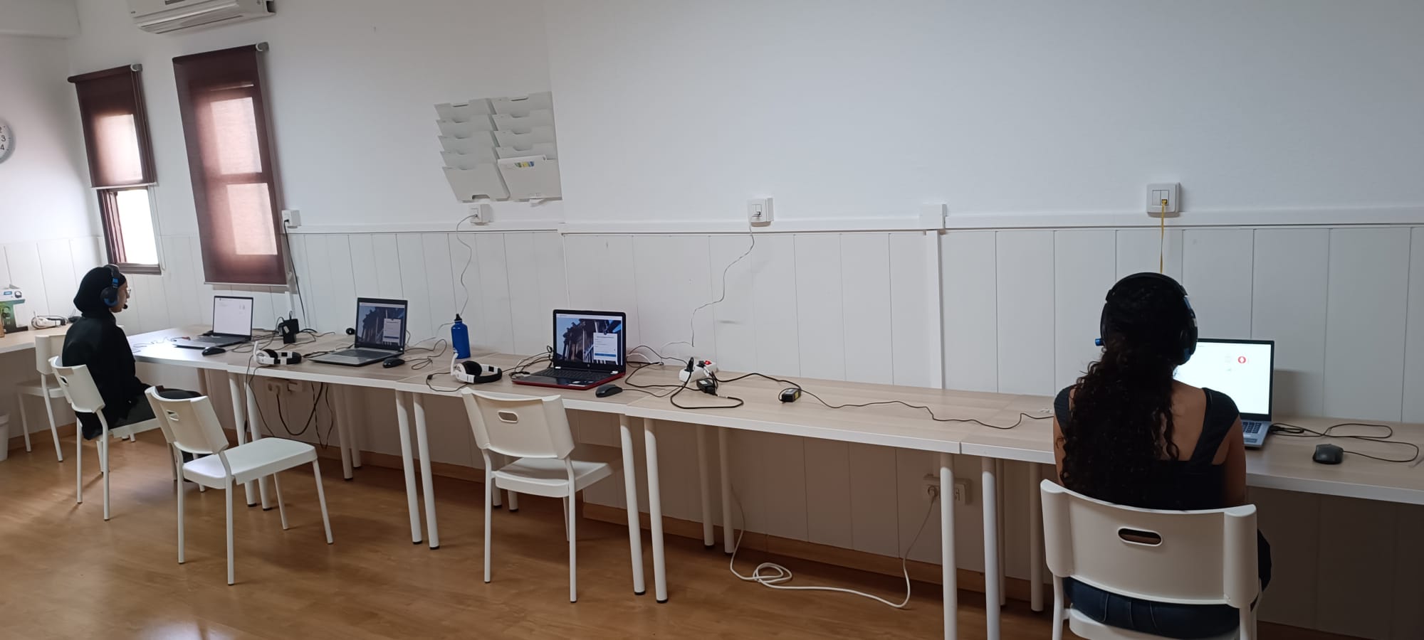 Alumnos durante el examen computer-based de Cambridge / Oxford Test of English respondiendo a preguntas en ordenadores en el aula homologada.